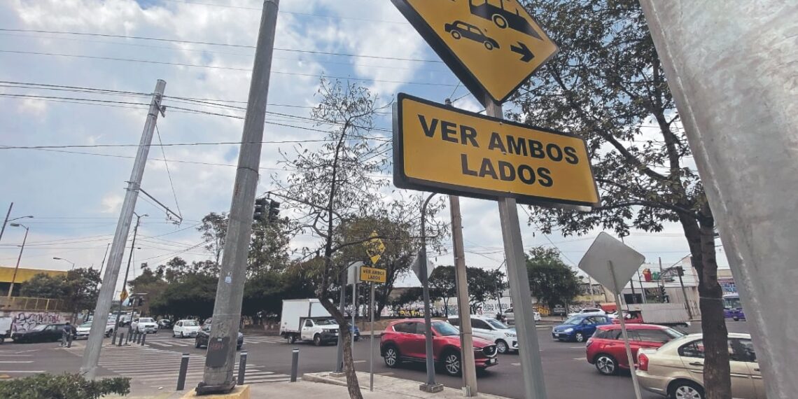 La circulación en ambos sentidos en el cruce de Delfín Madrigal y las avenidas Aztecas y Del Imán es un riesgo para peatones. Foto: de Juan Carlos Williams. El Universal