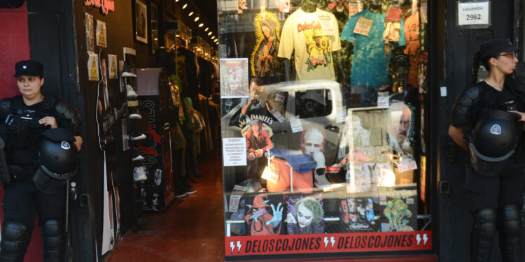 Viajes de compras y atractivo para la clase media en crisis en la avenida Avellaneda, el polo textil del que desalojaron manteros