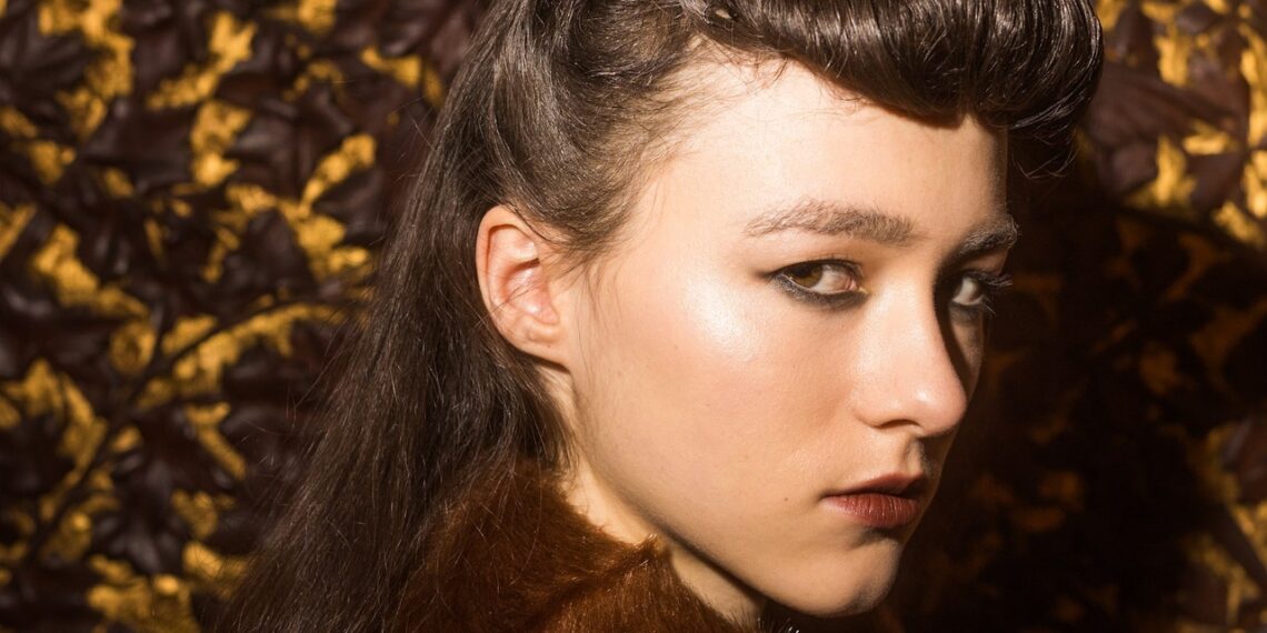 Anna Sui Channels 1940s Pin-Up Glam for Fall Winter 2025