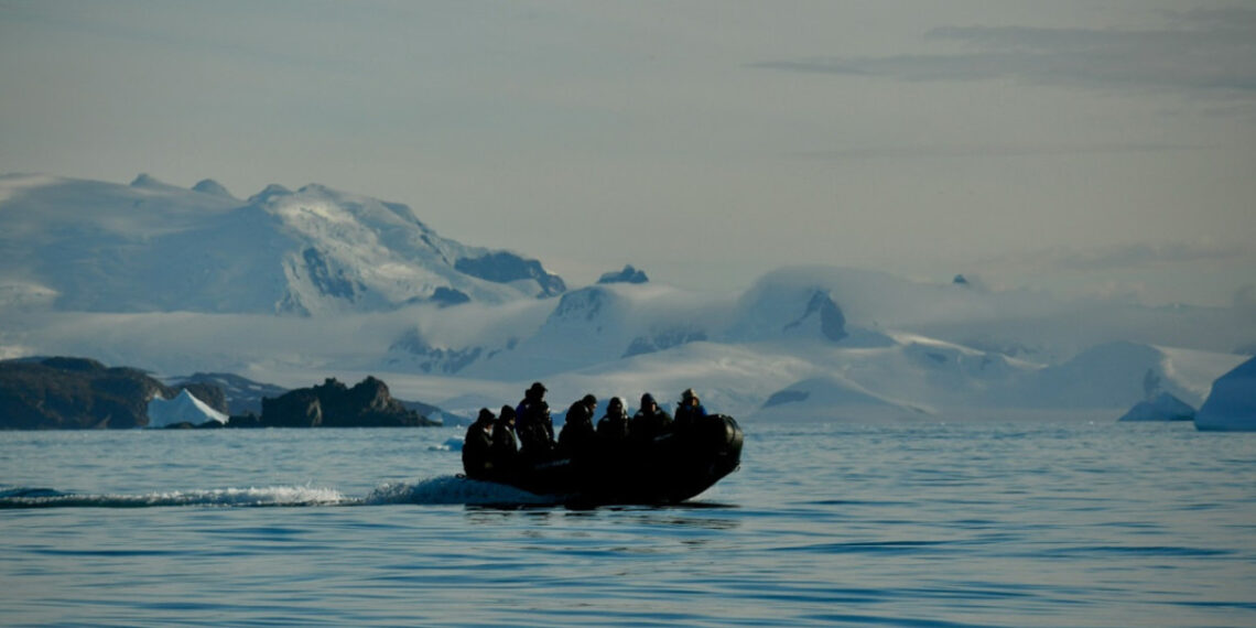 Científicos en la Antártida. Foto: Unsplash.
