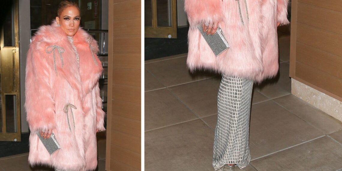 Jennifer Lopez combinó zapatos de plataforma con pantalones y un glamuroso abrigo rosa