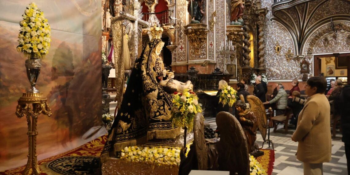 La Virgen de las Angustias, en el crucero de su basílica