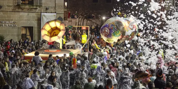 La ciudad de Asturias donde el Carnaval se celebra bajo un torrente de espuma