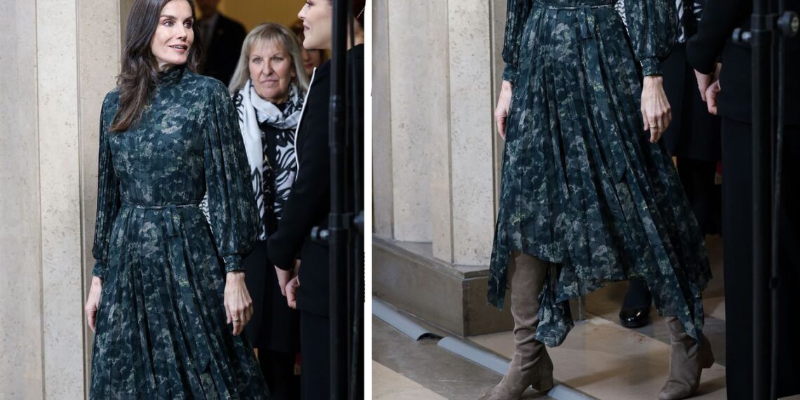 La reina Letizia combina botas cómodas y un vestido elegante estampado