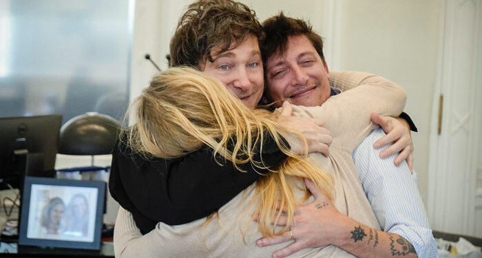 Argentina. Milei solo piensa en sus viajes y en su "triángulo de hierro"