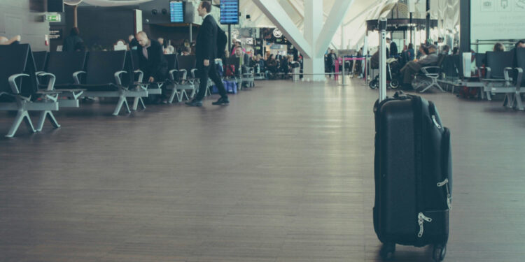 Valijas, equipaje, aeropuerto. Foto Unsplash.