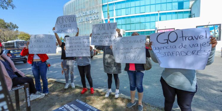 Protestan frente a la FGE por fraude de Go Travel, estimado hasta en 30 mdp