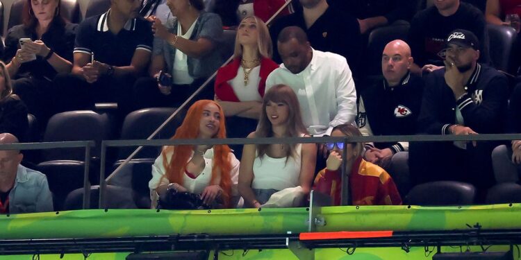 Taylor Swift anota un Touchdown en el Super Bowl 2025 con un blazer y botas blancas
