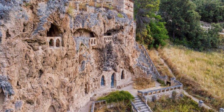 una ciudad de piedra abandonada con un misterioso bar cueva
