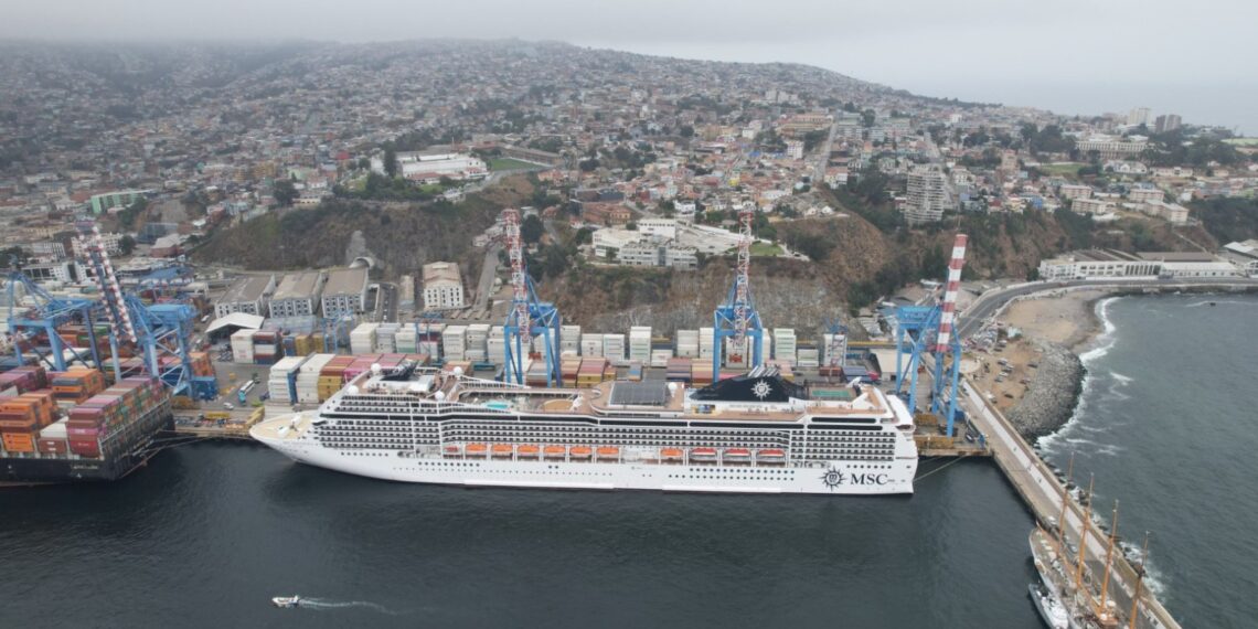 Puerto de Valparaíso recibe al crucero más grande de temporada 2024-2025