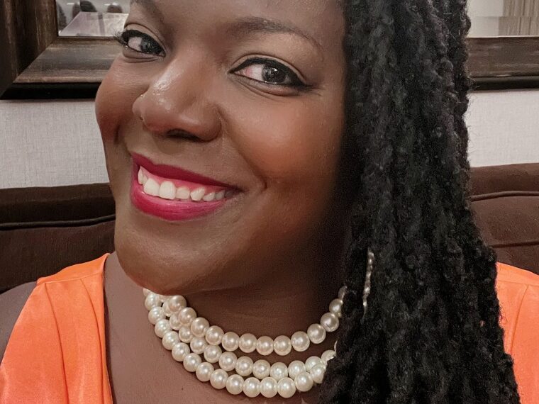 Globetetrians que aceptan la alegría negra a través de viajes internacionales