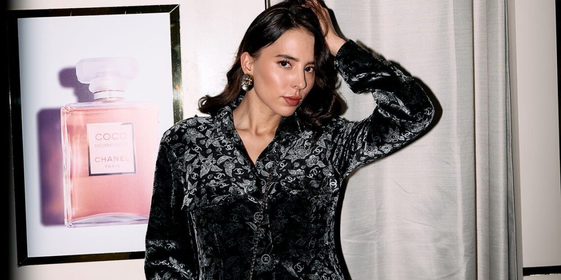 ¡Los 2000 no se han ido! Majo Aguilar se ve divina con unos pantalones capri de Chanel y sandalias de tacón