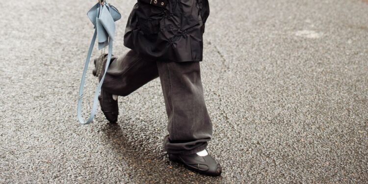 Qué son los tenis-bailarinas y cómo llevarlos en Primavera-Verano 2025