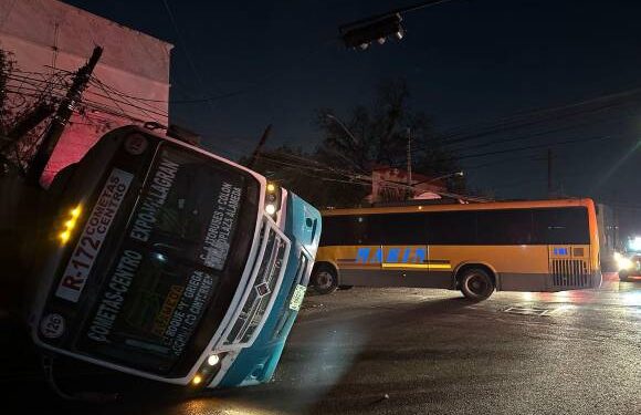 Choque de crucero entre dos camiones de pasajeros deja ocho lesionados en Monterrey