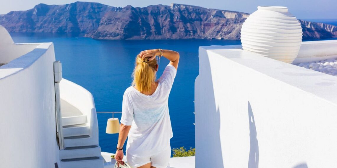 Arenas negras y famosas puestas de sol: ¿Qué hacer en Santorini tras un mes de terremotos?