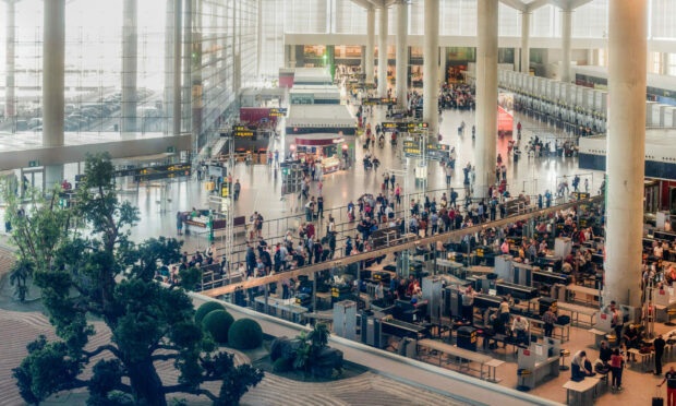 crece el malestar de los viajeros que hicieron noche en un aeropuerto