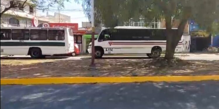Toman camiones normalistas en el Crucero de Cinco Señores (+Video)