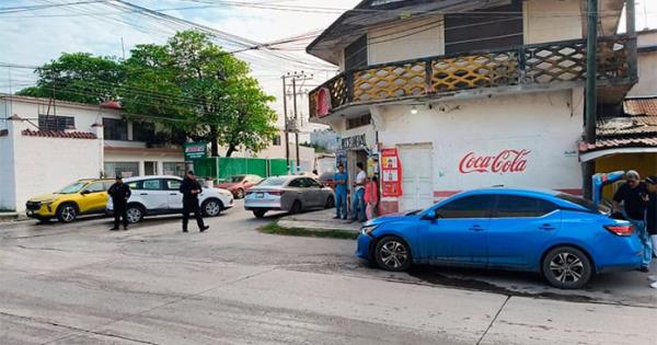Chocan auto y camioneta en céntrico crucero
