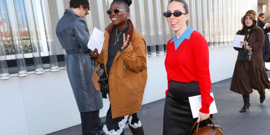Con qué zapatos llevar faldas midi a la oficina en Primavera-Verano 2025, según el street style