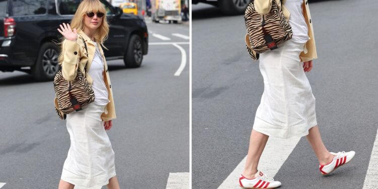 Cómo llevar una falda blanca y tenis Adidas Tokyo como Jennifer Lawrence en primavera 2025