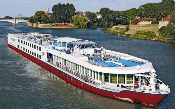 Nicko Cruises ofrece programa desde y hacia París diseñado para Navidad y Año Nuevo