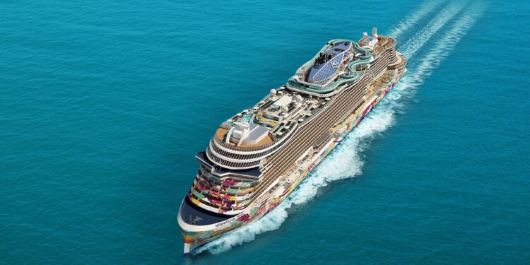 Así es el Norwegian Aqua, el crucero de lujo que tiene la primera montaña rusa híbrida y tobogán acuático del mundo