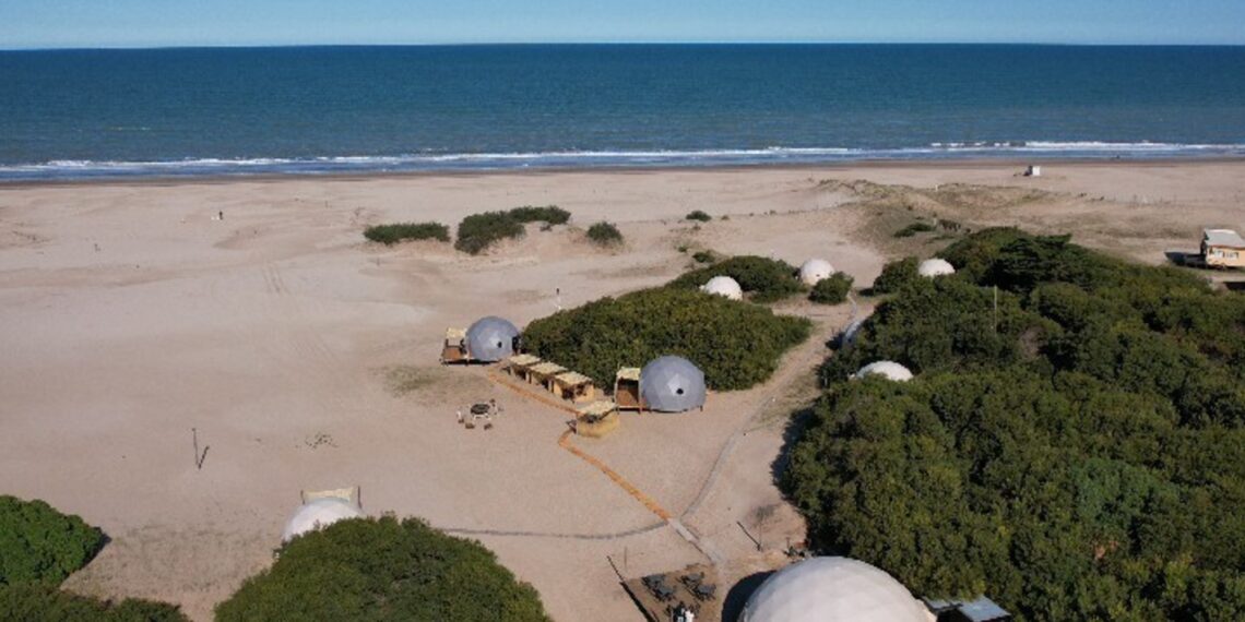 Cómo es el primer glamping de lujo en una playa de la Costa Atlántica y cuánto cuesta una escapada en marzo