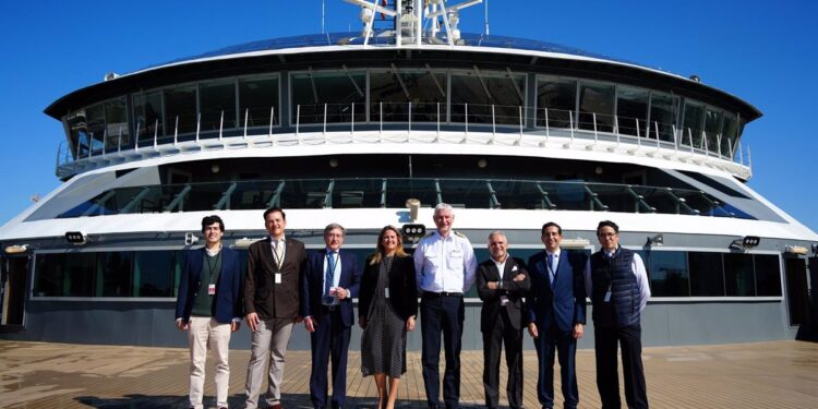 El Puerto de Sevilla recibe por primera vez al crucero de expedición Seabourn Venture, con 260 pasajeros