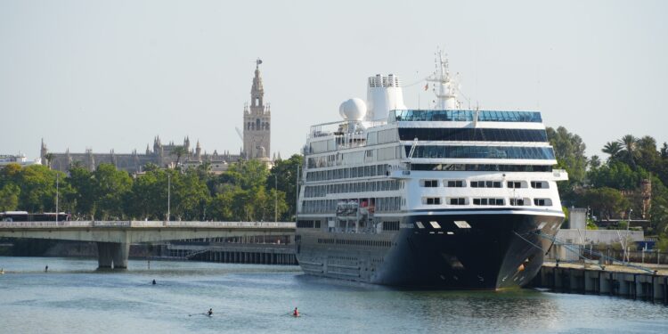 El Puerto de Sevilla inaugura la temporada de cruceros 2025 con la llegada del Azamara Quest