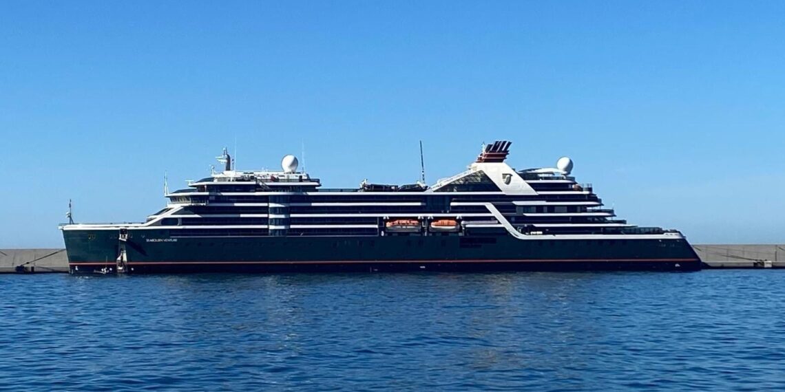 El lujoso crucero 'Seabourn Venture' hace su primera escala en el puerto de Motril