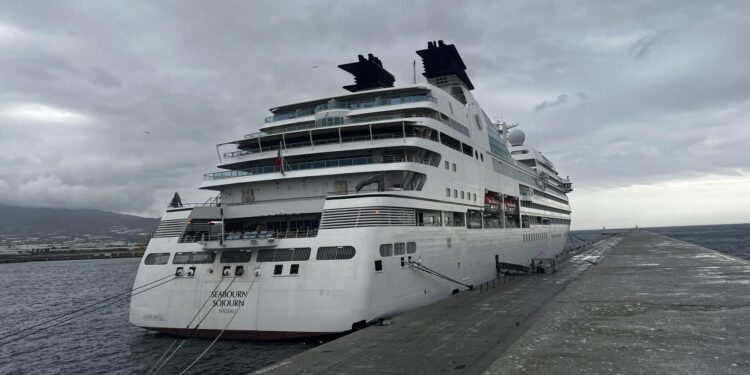 El crucero de lujo 'Seabourn Sojourn' atraca en Motril y pernocta en la ciudad