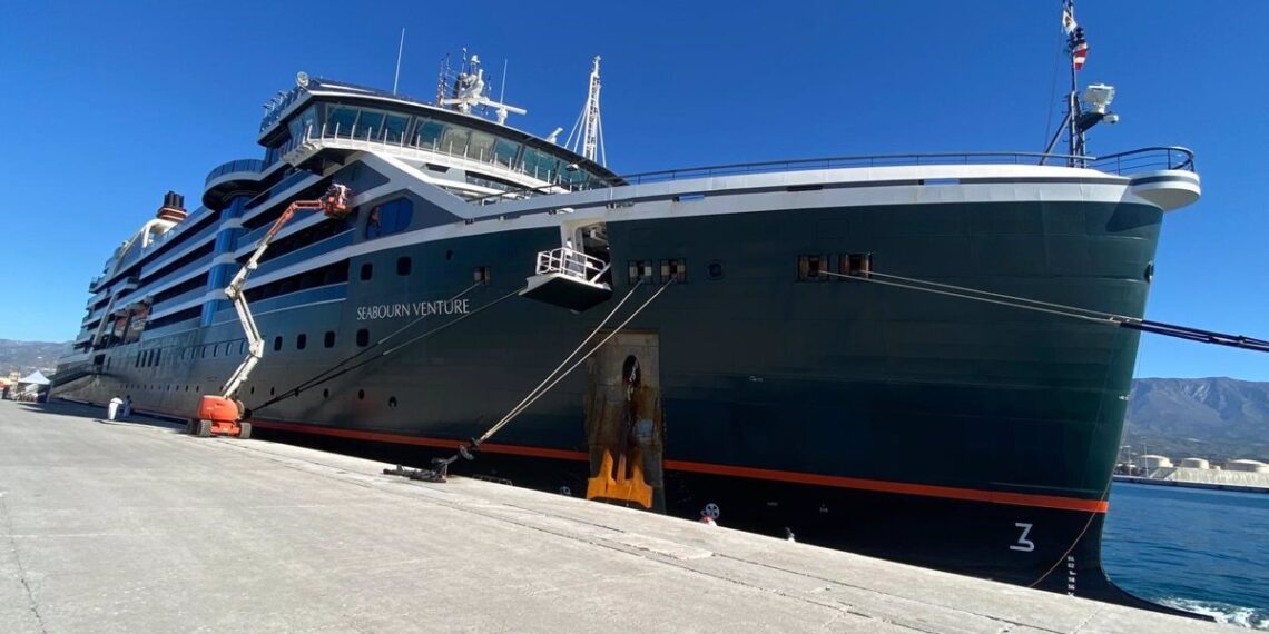 Primera escala del crucero de lujo Seaborun Venture en el puerto de Motril (Granada)