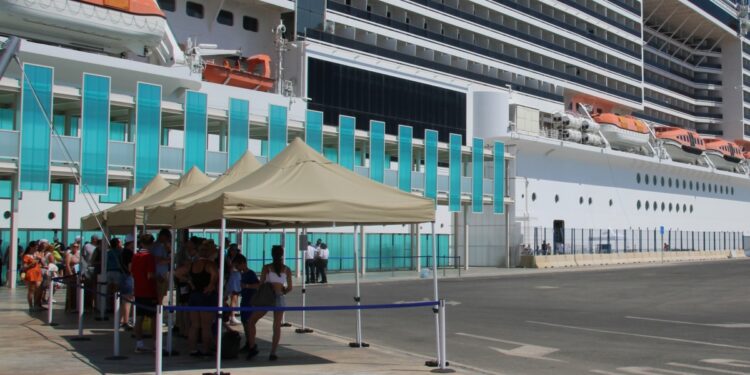 La escala de un crucero en el Puerto de Alicante, en imagen de archivo. -