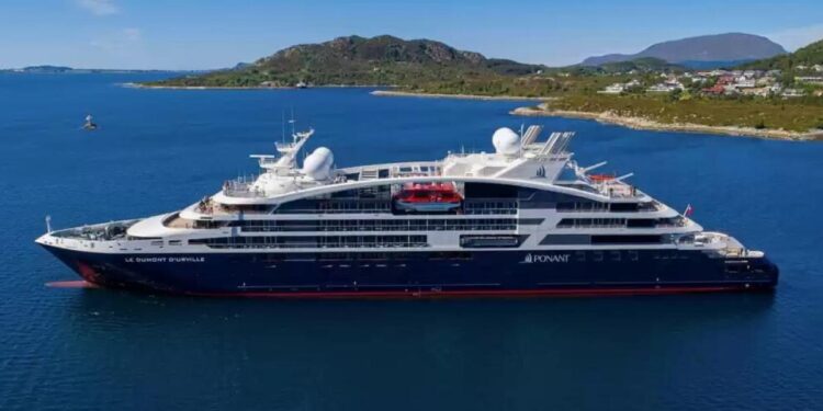 El exclusivo y lujoso crucero francés 'Le Dumont-d’Urville', hoy en Cádiz: