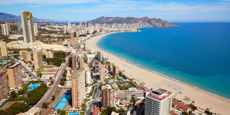 Viajes El Corte Inglés lanza un viaje a Benidorm más barato que el IMSERSO