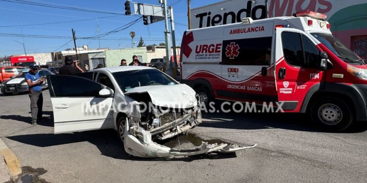 Fuerte choque en el conflictivo crucero de avenida Centenario y Guillermo Prieto