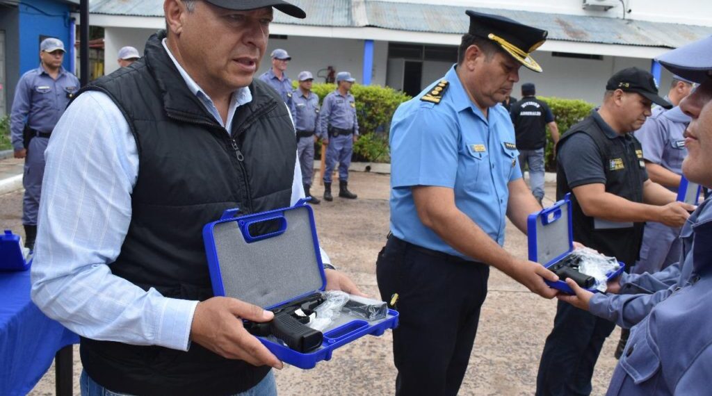El gobierno provincial entregó las armas reglamentarias a los nuevos agentes de policía