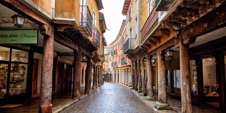 El pueblo más bonito de España al que viajar en abril, a un paso de Aragón: imprescindible en Semana Santa