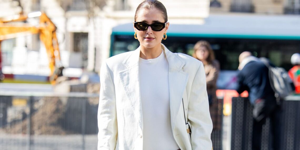 Las playeras blancas favoritas de las editoras de moda y dónde encontrarlas en primavera 2025