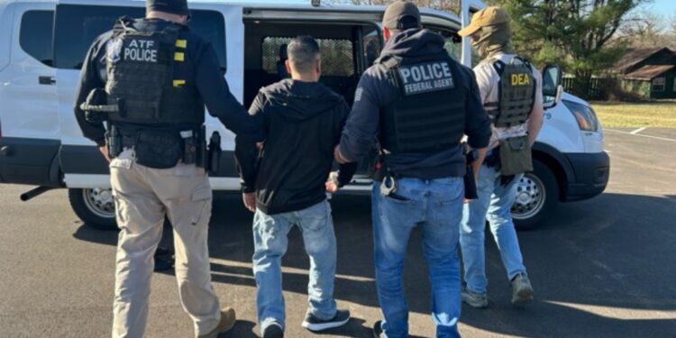 Parole humanitario llega a su fin: migrantes en EU enfrentan deportación.