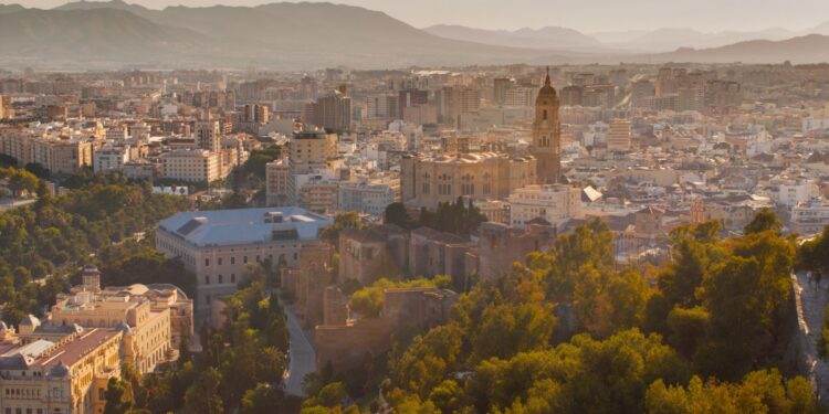 Los mejores destinos para viajar en abril, ¿cuáles son? — idealista/news
