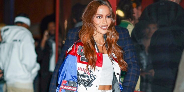 Anitta lleva los jeans acampanados de los 2000 que regresan en Primavera-Verano 2025