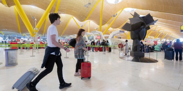 Los españoles gastaron 62.233 millones en viajar durante 2024, un 5,9% más que el año anterior