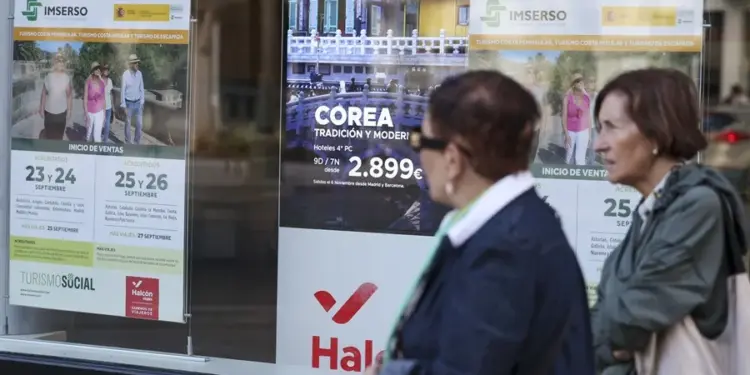Los españoles disminuyen un 0,8 % sus viajes en 2024, pero aumentan el gasto