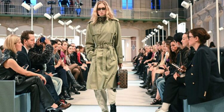 Louis Vuitton sorprende en París con desfile inspirado en viajes