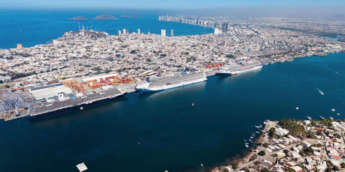 Mazatlán recibe a más de 11 mil cruceristas con batucada y fiesta