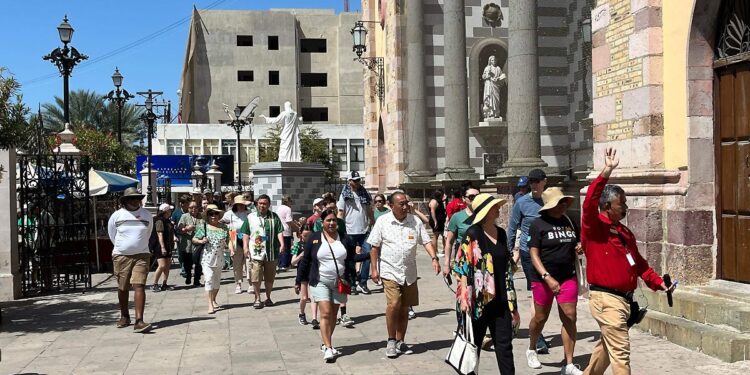 Mazatlán recibe el crucero Navigator of the Seas con más 5 mil visitantes este lunes - El Sol de Mazatlán