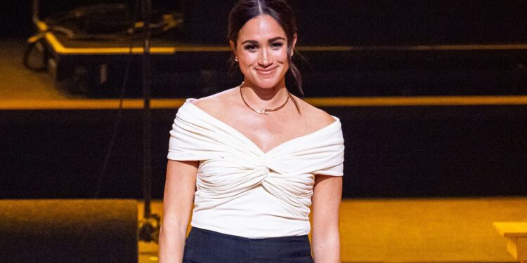 Meghan Markle lleva pantalones acampanados de rayas ideales para ir a la oficina o desayunar con amigas