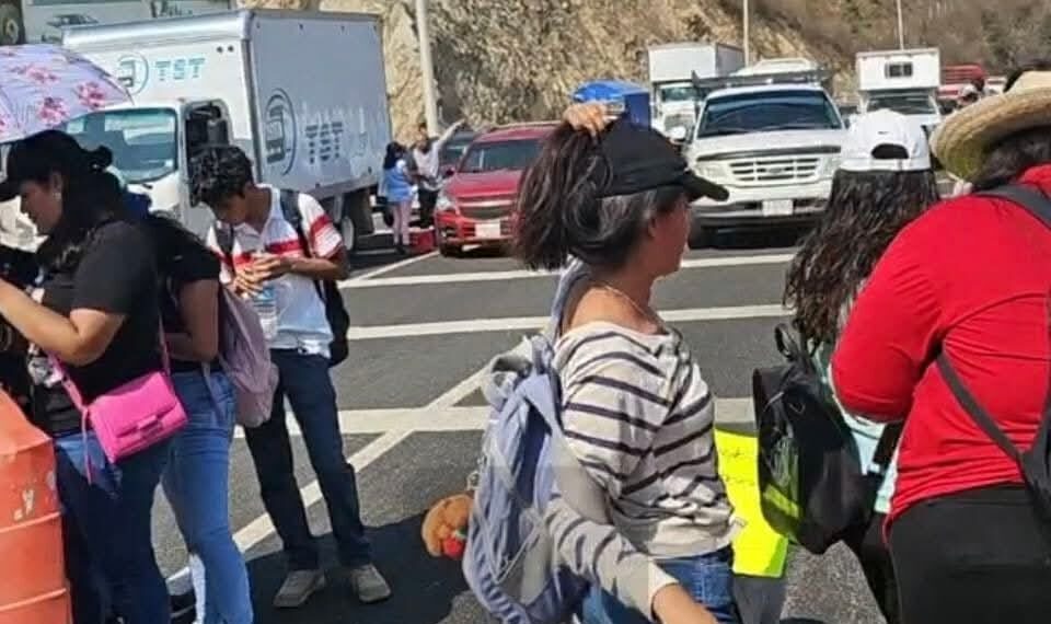 No Hay Paso a Puerto Escondido, Huatulco ni la Ciudad de Oaxaca. – Libertad Oaxaca