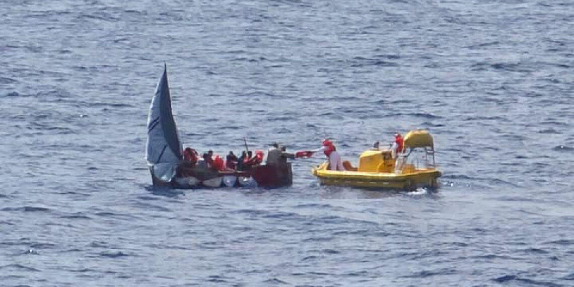 Crucero rescata a 11 balseros cubanos a punto de naufragar en el canal de Yucatán
